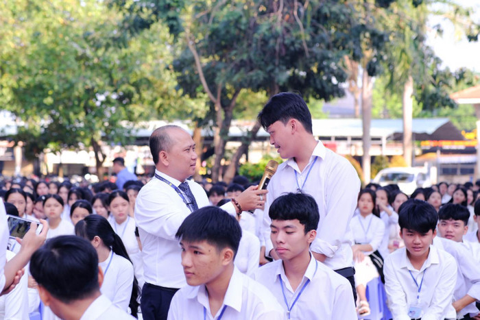 Học sinh Trường Trung học phổ thông Nguyễn Khuyến (tỉnh Bình Phước) trả lời câu hỏi của Tiến sĩ Mai Đức Toàn – Giám đốc Trung tâm Tuyển sinh Truyền thông trong chương trình. Học sinh Trường Trung học phổ thông Nguyễn Khuyến (tỉnh Bình Phước) trả lời câu hỏi của Tiến sĩ Mai Đức Toàn – Giám đốc Trung tâm Tuyển sinh Truyền thông trong chương trình.