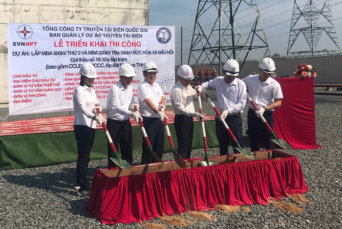 Các đại biểu thực hiện nghi thức triển khai thi công dự án. Các đại biểu thực hiện nghi thức triển khai thi công dự án.