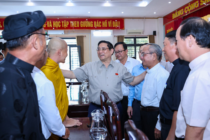 Thủ tướng trò chuyện thân mật và tặng quà các cử tri là đồng bào, chức sắc các tôn giáo. Ảnh: VGP/Nhật Bắc Thủ tướng trò chuyện thân mật và tặng quà các cử tri là đồng bào, chức sắc các tôn giáo. Ảnh: VGP/Nhật Bắc