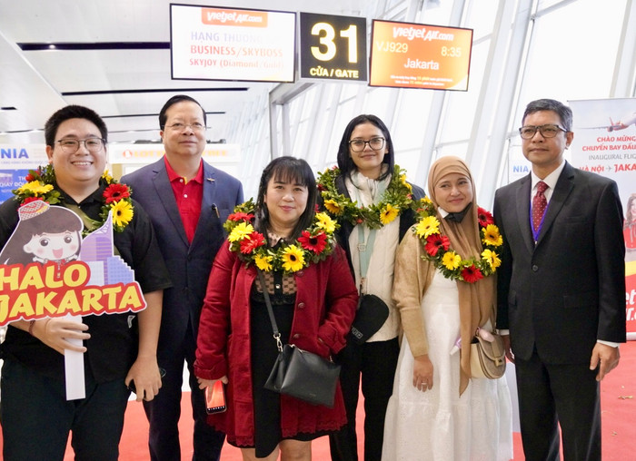 Những hành khách trên chuyến bay khai trương Hà Nội - Jakarta được chào đón và tặng hoa. Những hành khách trên chuyến bay khai trương Hà Nội - Jakarta được chào đón và tặng hoa.
