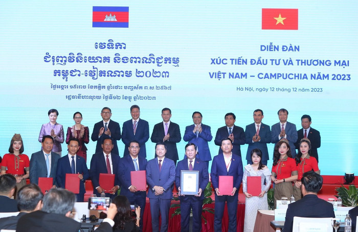 Tổng giám đốc Vietjet Đinh Việt Phương (hàng đầu, thứ 5 từ phải sang) nhận chứng nhận đường bay mới trước sự chứng kiến của Thủ tướng Việt Nam Phạm Minh Chính và Thủ tướng Campuchia Hun Manet. Tổng giám đốc Vietjet Đinh Việt Phương (hàng đầu, thứ 5 từ phải sang) nhận chứng nhận đường bay mới trước sự chứng kiến của Thủ tướng Việt Nam Phạm Minh Chính và Thủ tướng Campuchia Hun Manet.