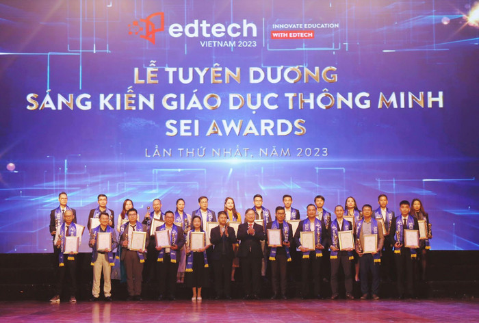 Toàn cảnh đại diện các doanh nghiệp, đơn vị được vinh danh trong Lễ tuyên dương Sáng kiến Giáo dục thông minh - SEI Awards 2023.