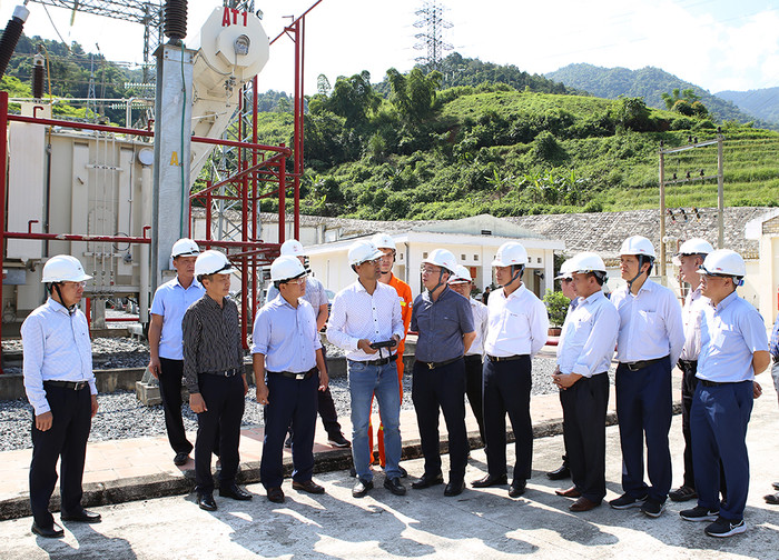 Lãnh đạo đảng ủy, chuyên môn và Công đoàn EVNNPT nắm bắt tâm tư, nguyện vọng và thăm hỏi người lao động tại TBA 220kV Mường Tè.