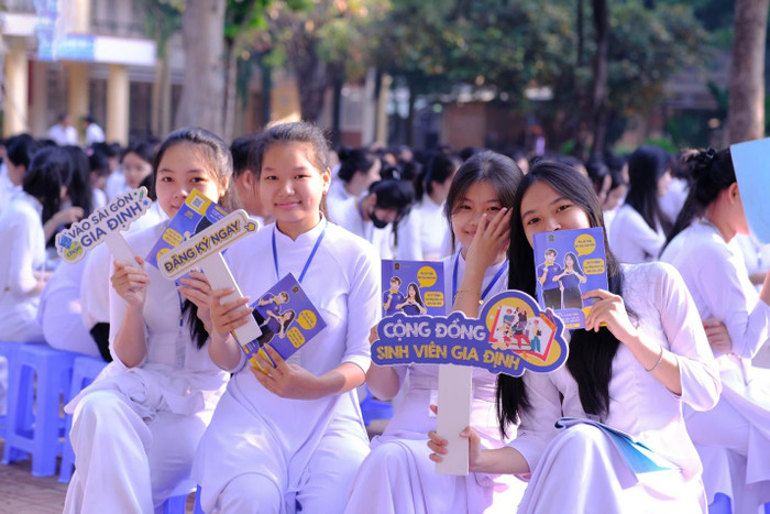 Các bạn học sinh trung học phổ thông tham gia chương trình “Để trở thành công dân số”. Các bạn học sinh trung học phổ thông tham gia chương trình “Để trở thành công dân số”.