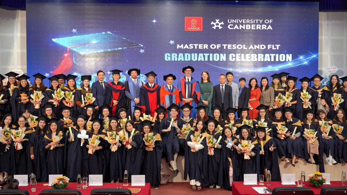 Buổi lễ vinh danh 75 tân thạc sĩ đã hoàn thành xuất sắc chương trình đào tạo Thạc sĩ chuyên ngành Lý luận và Phương pháp giảng dạy tiếng Anh và tiếng nước ngoài liên kết giữa Trường Đại học Hà Nội và Đại học Canberra (Master of TESOL and FLT). Ảnh: Đức Minh.