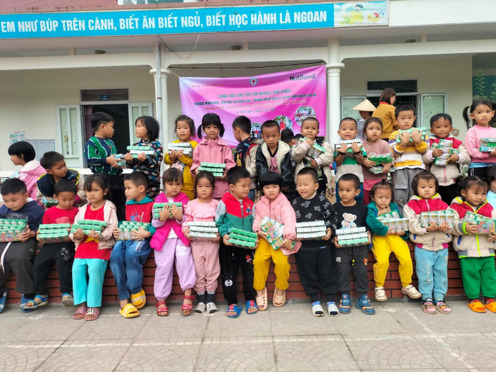 Trẻ em Lai Châu vui mừng nhận sữa từ Nutifood.