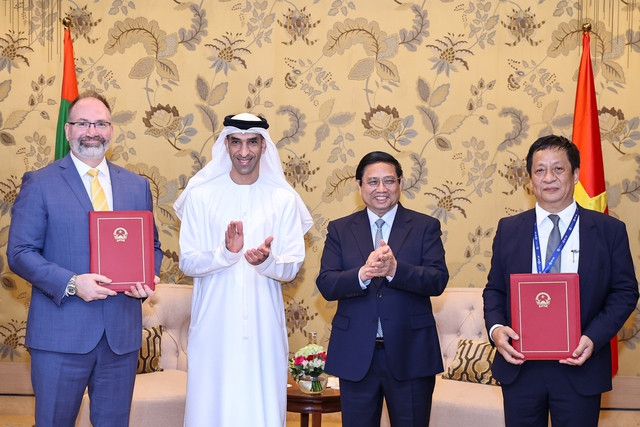 Thủ tướng Phạm Minh Chính và ông Thani bin Ahmed Al Zeyoudi, Quốc vụ khanh phụ trách Thương mại quốc tế, Bộ Kinh tế UAE chứng kiến trao các biên bản ghi nhớ hợp tác. Ảnh: VGP/Nhật Bắc Thủ tướng Phạm Minh Chính và ông Thani bin Ahmed Al Zeyoudi, Quốc vụ khanh phụ trách Thương mại quốc tế, Bộ Kinh tế UAE chứng kiến trao các biên bản ghi nhớ hợp tác. Ảnh: VGP/Nhật Bắc