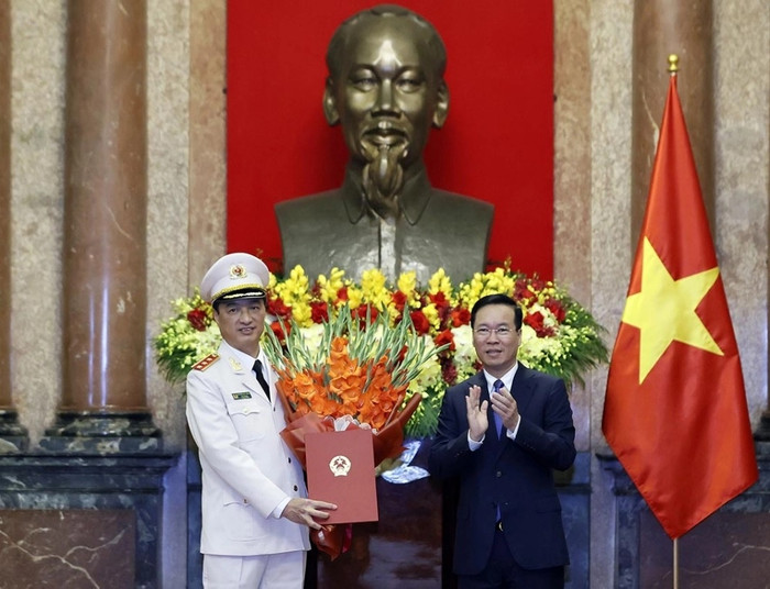 Chủ tịch nước Võ Văn Thưởng trao Quyết định thăng cấp bậc hàm Thượng tướng cho Thứ trưởng Bộ Công an Nguyễn Duy Ngọc. Chủ tịch nước Võ Văn Thưởng trao Quyết định thăng cấp bậc hàm Thượng tướng cho Thứ trưởng Bộ Công an Nguyễn Duy Ngọc.