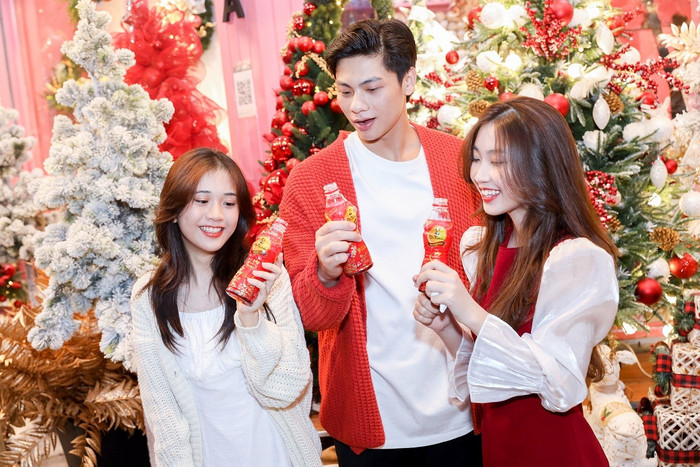 Được làm từ 9 loại thảo mộc tự nhiên, Trà thanh nhiệt Dr Thanh đang trở thanh món đồ uống must-have của người trẻ trong những ngày cuối năm để thanh lọc cơ thể, giúp mọi người tươi mát chào đón năm mới. Được làm từ 9 loại thảo mộc tự nhiên, Trà thanh nhiệt Dr Thanh đang trở thanh món đồ uống must-have của người trẻ trong những ngày cuối năm để thanh lọc cơ thể, giúp mọi người tươi mát chào đón năm mới.