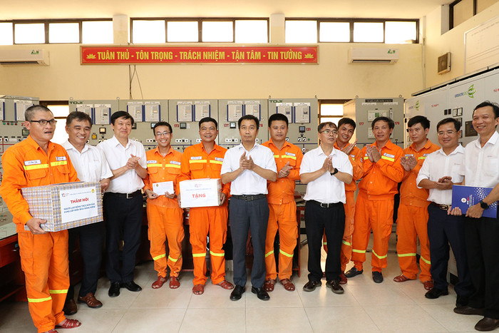 Lãnh đạo đảng ủy, chuyên môn và Công đoàn EVNNPT thăm hỏi, động viên người lao động trực đảm bảo cung cấp điện mùa nắng nóng.