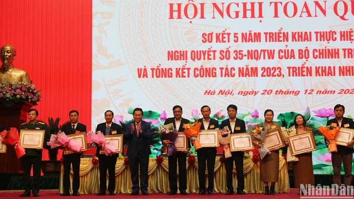 Đồng chí Nguyễn Trọng Nghĩa trao bằng khen cho các tập thể, cá nhân đã có thành tích xuất sắc trong thực hiện nhiệm vụ bảo vệ nền tảng tư tưởng của Đảng. (Ảnh: Hải Đăng). Đồng chí Nguyễn Trọng Nghĩa trao bằng khen cho các tập thể, cá nhân đã có thành tích xuất sắc trong thực hiện nhiệm vụ bảo vệ nền tảng tư tưởng của Đảng. (Ảnh: Hải Đăng).