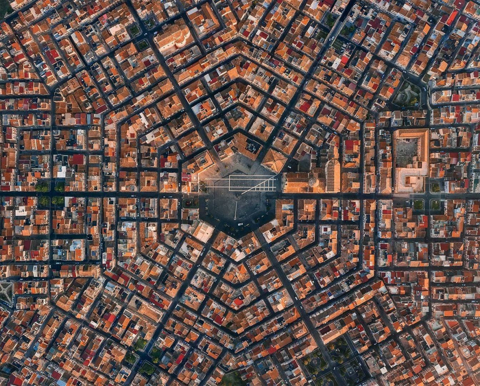 Kiến trúc Hexagon (lục giác đều) của thành phố Grammichele - Sicili, Italy trở thành cảm hứng chủ đạo cho sự ra đời của hoạ tiết Grammi – GIOVANNI. (Ảnh: Reddit.com) Kiến trúc Hexagon (lục giác đều) của thành phố Grammichele - Sicili, Italy trở thành cảm hứng chủ đạo cho sự ra đời của hoạ tiết Grammi – GIOVANNI. (Ảnh: Reddit.com)