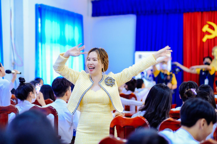 Thạc sĩ Đinh Thị Nguyệt Nga – chuyên gia kỹ năng mềm chia sẻ với các bạn học sinh Trường Trung học phổ thông Lê Quý Đôn (tỉnh Tây Ninh) Thạc sĩ Đinh Thị Nguyệt Nga – chuyên gia kỹ năng mềm chia sẻ với các bạn học sinh Trường Trung học phổ thông Lê Quý Đôn (tỉnh Tây Ninh)