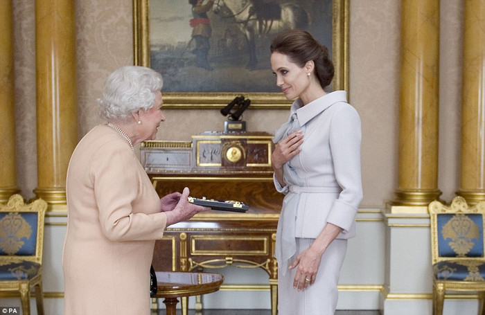 Nữ hoàng Anh Elizabeth II trao tước hiệu cho nữ diễn viên Angelina Jolie. Nữ hoàng Anh Elizabeth II trao tước hiệu cho nữ diễn viên Angelina Jolie.