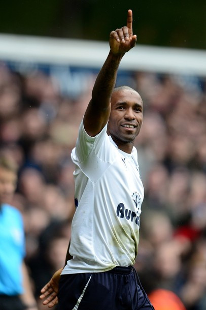 Jermain Defoe là người san bằng tỷ số cho đội chủ nhà Jermain Defoe là người san bằng tỷ số cho đội chủ nhà