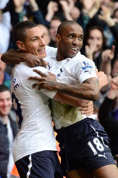 Jermain Defoe là người san bằng tỷ số cho đội chủ nhà Jermain Defoe là người san bằng tỷ số cho đội chủ nhà