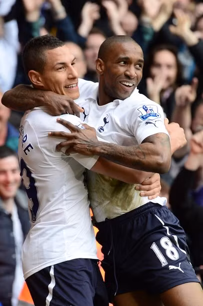 Jermain Defoe là người san bằng tỷ số cho đội chủ nhà