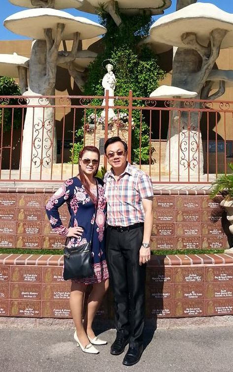 Chí Tài chụp cùng vợ tại Mỹ Chí Tài chụp cùng vợ tại Mỹ