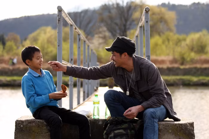 Diễn viên Lê Vũ Long (phải) vào vai Vĩnh. Trước đây Vĩnh đi bộ đội đặc công sau đó sang nước ngoài học và tiếp tục lưu lại nơi đất khách quê người sinh sống,giấy tờ không ổn định. Vẻ ngoài khá lạnh lùng, nhưng anh sống rất nội tâm. Diễn viên Lê Vũ Long (phải) vào vai Vĩnh. Trước đây Vĩnh đi bộ đội đặc công sau đó sang nước ngoài học và tiếp tục lưu lại nơi đất khách quê người sinh sống,giấy tờ không ổn định. Vẻ ngoài khá lạnh lùng, nhưng anh sống rất nội tâm.