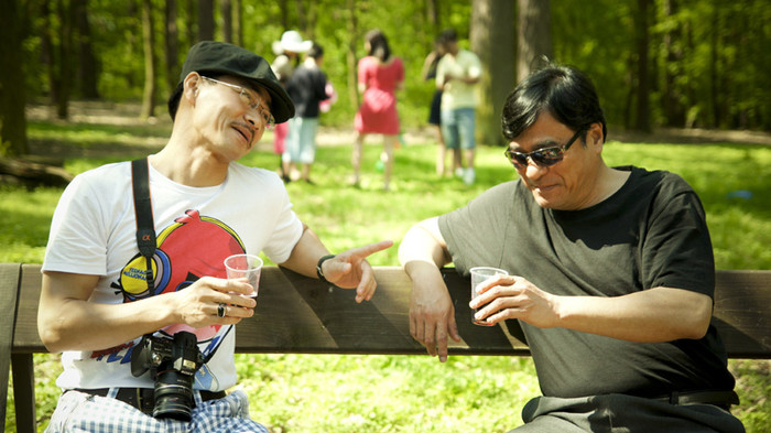 Hai phía chân trời được chuyển thể từ truyện ngắn Máu của tuyết của nhà văn Trần Hoài Văn, đây là câu chuyện cảm động về thân phận những người Việt phải rời bỏ quê hương. Khắc hoạ lại một cách chân thực cộng đồng người Việt với những thời khắc, những tháng năm đầu và chuyển biến xã hội ở nước sở tại.