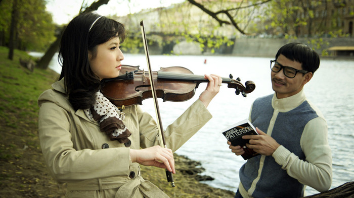 33 tập bộ phim Hai phía chân trời chủ yếu được quay tại Cộng hòa Séc. Đây là dự án phim đầu tiên nói về cuộc sống người Việt xa xứ được quay ở nước ngoài do đạo diễn Nguyễn Quốc Trọng và Vũ Trường Khoa thực hiện.