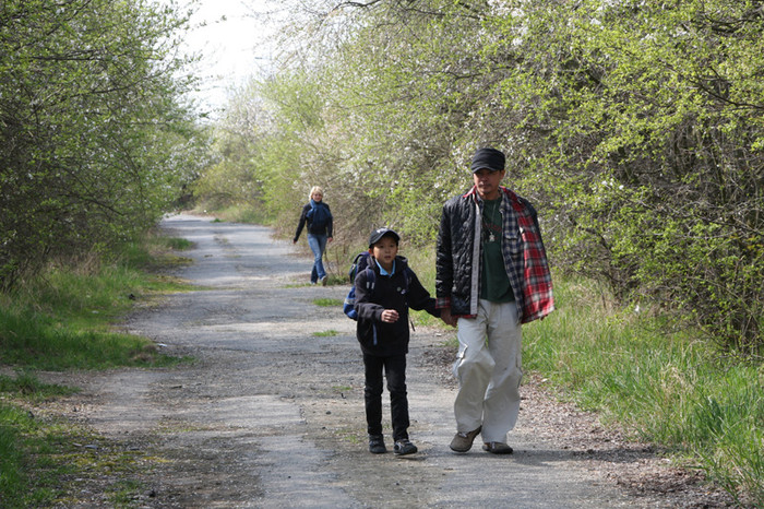 Bộ phim có sự góp mặt của nhiều nhân vật với xuất xứ, thân phận khác nhau, có người tốt, kẻ xấu...Điều đáng trân trọng ở những con người này chính là dù bươn chải, vật lộn để xây dựng cuộc sống nơi xứ lạ thì họ vẫn đau đáu hướng về quê hương, tổ quốc.