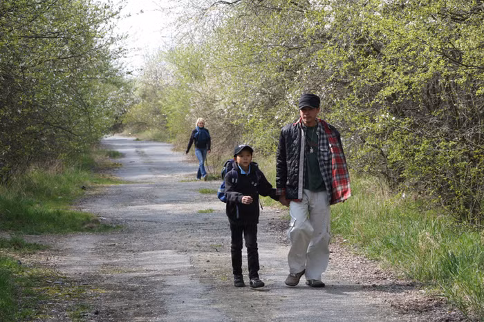 Bộ phim có sự góp mặt của nhiều nhân vật với xuất xứ, thân phận khác nhau, có người tốt, kẻ xấu...Điều đáng trân trọng ở những con người này chính là dù bươn chải, vật lộn để xây dựng cuộc sống nơi xứ lạ thì họ vẫn đau đáu hướng về quê hương, tổ quốc. Bộ phim có sự góp mặt của nhiều nhân vật với xuất xứ, thân phận khác nhau, có người tốt, kẻ xấu...Điều đáng trân trọng ở những con người này chính là dù bươn chải, vật lộn để xây dựng cuộc sống nơi xứ lạ thì họ vẫn đau đáu hướng về quê hương, tổ quốc.