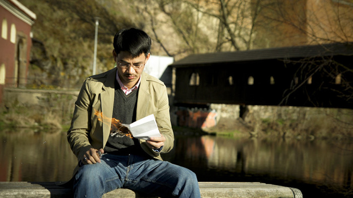 Lần đầu tiên VFC tổ chức quay phim ở nước ngoài nên việc đưa diễn viên, các thiết bị từ trong nước sang cũng gặp khá nhiều khó khăn, thử thách. Tuy nhiên với sự giúp đỡ của Đại sứ quán Việt Nam và Hội người Việt Nam tại Czech, 12/4/2012, VFC đã bắt đầu giai đoạn quay tiền kỳ tại các bối cảnh ở đây.