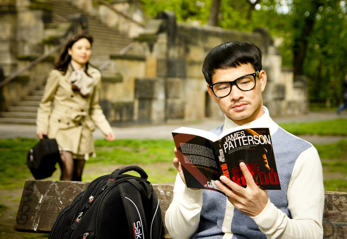 Minh (Xuân Bắc đóng) có công việc, thu nhập ổn định, mong ước đón mẹ sang sống cùng vợ chồng để định cư lâu dài ở nước ngoài.