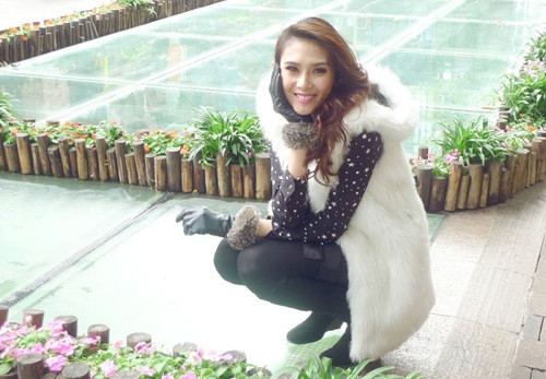 Chiếc áo gile lông trắng lại mang đến sự trẻ trung, năng động cho Hoàng Yến Chiếc áo gile lông trắng lại mang đến sự trẻ trung, năng động cho Hoàng Yến