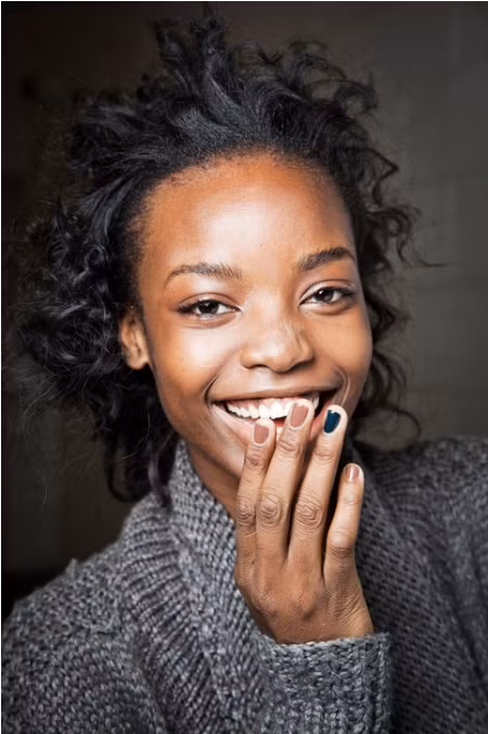 Sơn móng 2 màu Với những người yêu thích nghệ thuật sơn móng nhưng không có nhiều thời gian để chăm sóc và tạo kiểu cầu kỳ thường xuyên, xu hướng sơn với một móng khác màu là lựa chọn hoàn hảo và cực kỳ thu hút. Hãy chọn những gam màu tương phản để đạt hiệu quả tối đa.