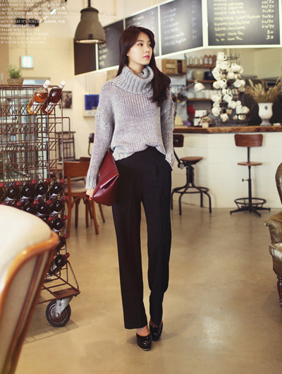 Những chiếc áo cổ cao (cổ lọ) là món đồ có trong tủ đồ của các cô gái, dù đơn giản hay thời trang nhất