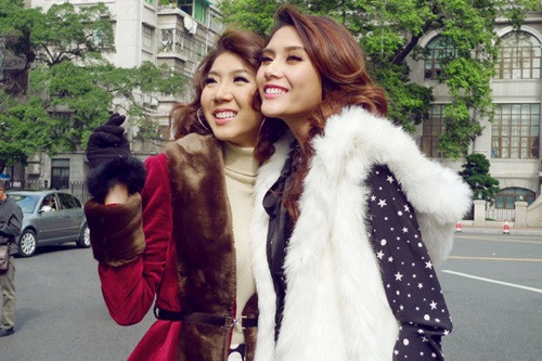 Ngọc Quyên cũng diện một chiếc áo màu đỏ với những điểm nhấn nhá bằng lông ở cổ và ống tay Ngọc Quyên cũng diện một chiếc áo màu đỏ với những điểm nhấn nhá bằng lông ở cổ và ống tay