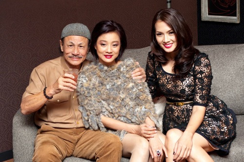 .. Mỹ Duyên lại bị 'già hơn' vì những chiếc áo lông to sụ và kém tinh tế này .. Mỹ Duyên lại bị 'già hơn' vì những chiếc áo lông to sụ và kém tinh tế này