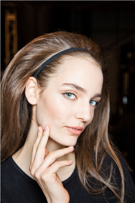 Make-up tự nhiên như không Năm 2012, xu hướng make-up tự nhiên, tạo ấn tượng tới người đối diện với gương mặt không rõ có trang điểm hay không rất được phái đẹp ưa chuộng. Cùng với trào lưu để lông mày dày dậm tự nhiên, kiểu make-up trong sáng này tôn lên nét đẹp vốn có và rất chân thực nơi phụ nữ. Make-up tự nhiên như không Năm 2012, xu hướng make-up tự nhiên, tạo ấn tượng tới người đối diện với gương mặt không rõ có trang điểm hay không rất được phái đẹp ưa chuộng. Cùng với trào lưu để lông mày dày dậm tự nhiên, kiểu make-up trong sáng này tôn lên nét đẹp vốn có và rất chân thực nơi phụ nữ.