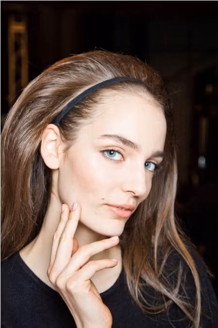 Make-up tự nhiên như không Năm 2012, xu hướng make-up tự nhiên, tạo ấn tượng tới người đối diện với gương mặt không rõ có trang điểm hay không rất được phái đẹp ưa chuộng. Cùng với trào lưu để lông mày dày dậm tự nhiên, kiểu make-up trong sáng này tôn lên nét đẹp vốn có và rất chân thực nơi phụ nữ.