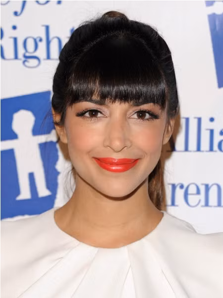 Son môi màu san hô Không tạo vẻ cầu kỳ và sang chảnh như màu son đỏ mận hay đỏ tươi, màu san hô lại gợi lên nét đẹp tươi trẻ, năng động và khiến gương mặt bừng sáng. Đây được xem là màu son hot nhất hè 2012 vừa qua.