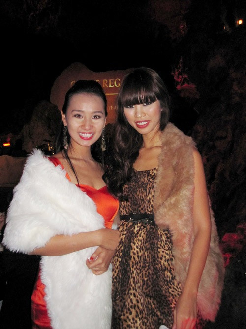 Hà Anh và Lã Thanh Huyền mỗi người một phong cách và đều 'mười phân vẹn mười' khi sử dụng chất liệu lông Hà Anh và Lã Thanh Huyền mỗi người một phong cách và đều 'mười phân vẹn mười' khi sử dụng chất liệu lông