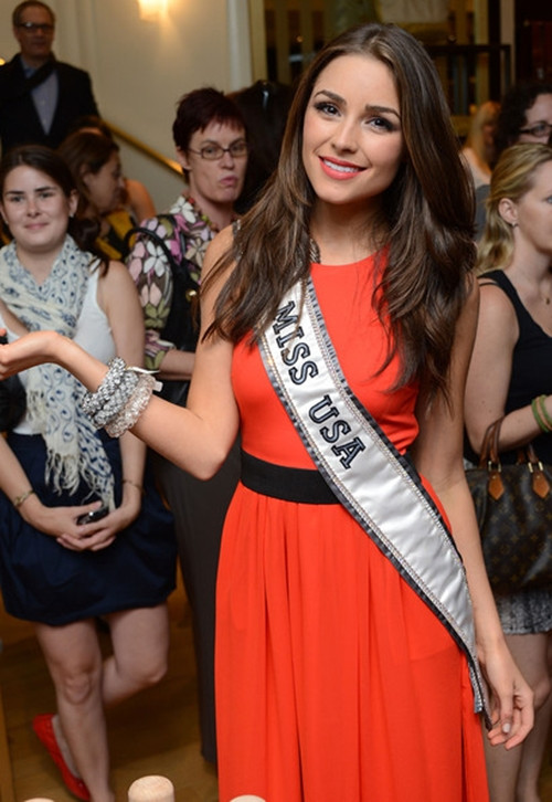 Đầm pleat cạp cao là chiêu thông minh giúp người đẹp "kéo dài" đôi chân đó! Đầm pleat cạp cao là chiêu thông minh giúp người đẹp "kéo dài" đôi chân đó!