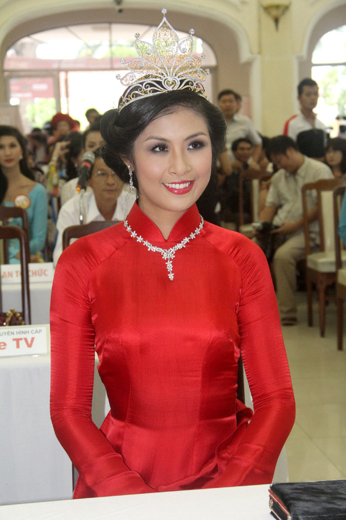 Hoa hậu Ngọc Hân tại buổi họp báo. Cô chia sẻ, rất hồi hộp không biết ai sẽ trở thành người sẽ kế nhiệm.