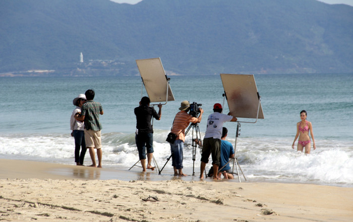 Dưới trời nắng như đổ lửa, công việc vẫn được tiến hành một cách cẩn thận. Dưới trời nắng như đổ lửa, công việc vẫn được tiến hành một cách cẩn thận.