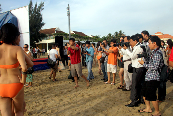 Ở đâu có người đẹp, ở đó có phóng viên! Ở đâu có người đẹp, ở đó có phóng viên!