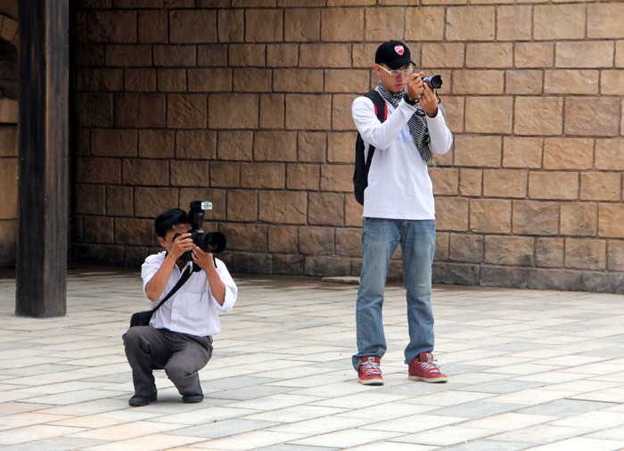 Người đứng, người ngồi chọn góc máy ưng ý. Người đứng, người ngồi chọn góc máy ưng ý.