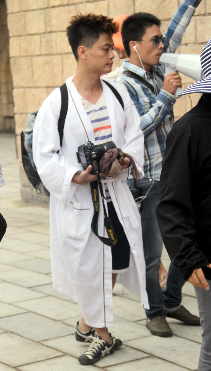 Chuyên gia trang điểm của một thí sinh cũng hào hứng trong việc ghi lại các hình ảnh thí sinh hoa hậu. Chuyên gia trang điểm của một thí sinh cũng hào hứng trong việc ghi lại các hình ảnh thí sinh hoa hậu.