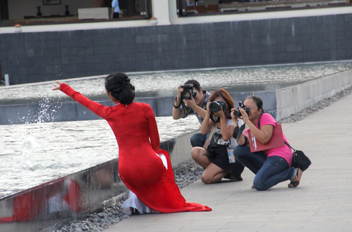 Một người tạo dáng, 3 người hào hứng chụp ảnh! Một người tạo dáng, 3 người hào hứng chụp ảnh!