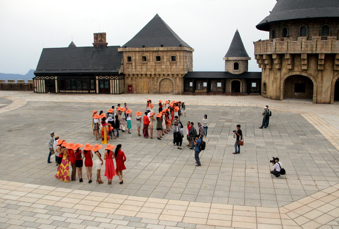 Các phóng viên tác nghiệp tại Bà Nà Hill Các phóng viên tác nghiệp tại Bà Nà Hill