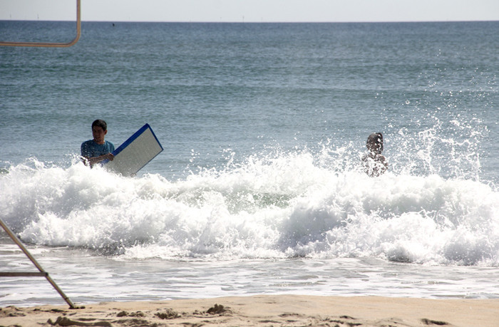 Sóng to thì mặc sóng to, người đẹp và ê kíp truyền hình vẫn cứ 'chiến đấu' để có những khuôn hình đẹp nhất. Sóng to thì mặc sóng to, người đẹp và ê kíp truyền hình vẫn cứ 'chiến đấu' để có những khuôn hình đẹp nhất.