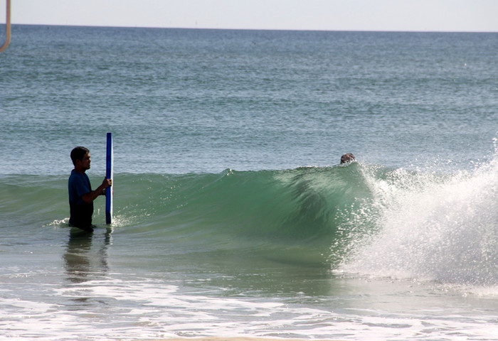 Sóng to thì mặc sóng to, người đẹp và ê kíp truyền hình vẫn cứ 'chiến đấu' để có những khuôn hình đẹp nhất. Sóng to thì mặc sóng to, người đẹp và ê kíp truyền hình vẫn cứ 'chiến đấu' để có những khuôn hình đẹp nhất.
