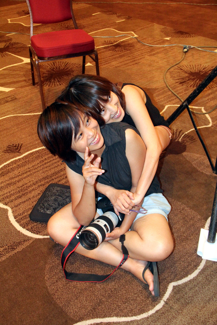 Khoảnh khắc nghỉ ngơi ngay dưới sàn nhà của 2 phóng viên nữ. Khoảnh khắc nghỉ ngơi ngay dưới sàn nhà của 2 phóng viên nữ.