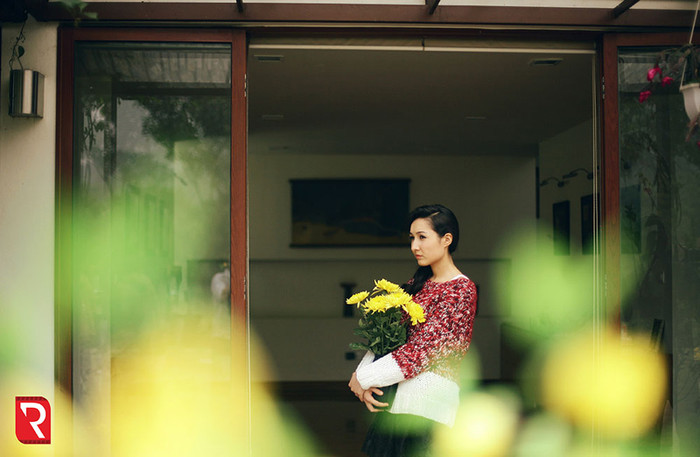 MV Phút Giao Thừa Lặng Lẽ cũng được êkip đầu tư lựa chọn địa điểm , và dành thời gian để quay khắp Hà Nội và TP Hồ Chí Minh, với mong muốn tạo cho người xem những cảm xúc thân thuộc và ý nghĩa nhất của ngày Tết cổ truyền. Trong MV, có nhiều cảnh quay được thực hiện tại chính tư gia của gia đình ca sỹ Mỹ Linh. MV Phút Giao Thừa Lặng Lẽ cũng được êkip đầu tư lựa chọn địa điểm , và dành thời gian để quay khắp Hà Nội và TP Hồ Chí Minh, với mong muốn tạo cho người xem những cảm xúc thân thuộc và ý nghĩa nhất của ngày Tết cổ truyền. Trong MV, có nhiều cảnh quay được thực hiện tại chính tư gia của gia đình ca sỹ Mỹ Linh.